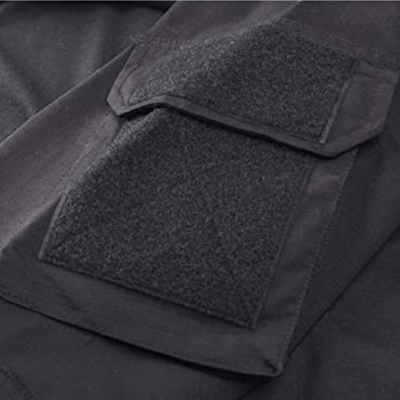 Tasche sul braccio della camicia da combattimento grigia