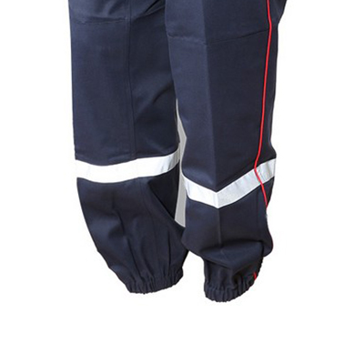 gambe dei pantaloni del pompiere
