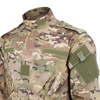 Tasche sul petto e sulle braccia dell'uniforme da combattimento multicam dell'esercito
