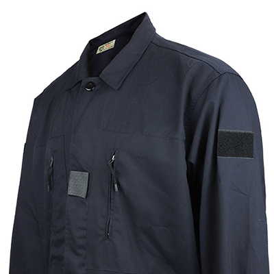 Tasche verticali sul petto dell'uniforme militare blu scuro